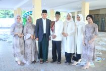 Walikota dan Keluarga Sholat Id di lapangan Tenis Kota Prabumulih
