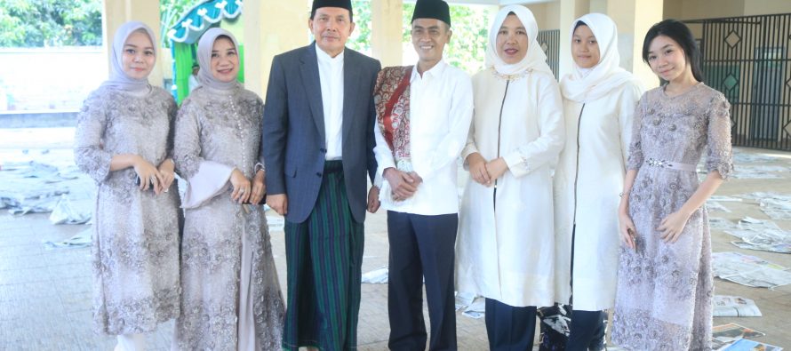 Walikota dan Keluarga Sholat Id di lapangan Tenis Kota Prabumulih