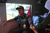 PENYERAHAN SECARA SIMBOLIS MOBIL DONOR DARAH KEPADA DIREKTUR RUMAH SAKIT UMUM DAERAH KOTA PRABUMULIH DI HALAMAN KANTOR PEMERINTAH KOTA PRABUMULIH.