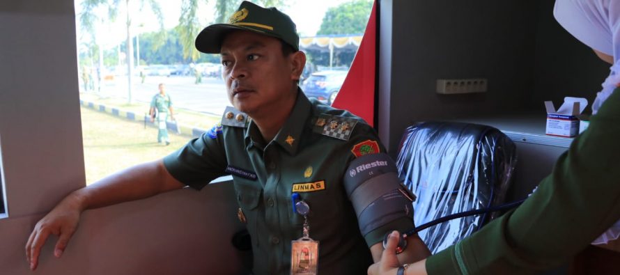 PENYERAHAN SECARA SIMBOLIS MOBIL DONOR DARAH KEPADA DIREKTUR RUMAH SAKIT UMUM DAERAH KOTA PRABUMULIH DI HALAMAN KANTOR PEMERINTAH KOTA PRABUMULIH.