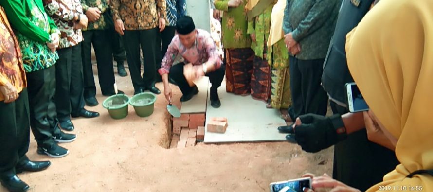 PELETAKAN BATU PERTAMA SMK ASYIYAH KOTA PRABUMILH OLEH MENTERI KOORDIATOR PEMBANGUNAN MANUSIA DAN KEBUDAYAAN RI