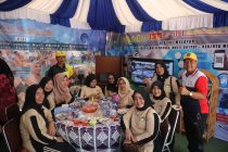 PUNGUTAN SAMPAH, SENAM BERSAMA, HIBURAN RAKYAT,DAN PEMBUKAAN PAMERAN DI TAMAN KOTA PRABUJAYA.