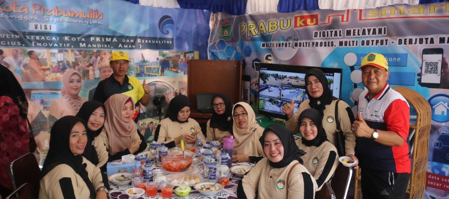 PUNGUTAN SAMPAH, SENAM BERSAMA, HIBURAN RAKYAT,DAN PEMBUKAAN PAMERAN DI TAMAN KOTA PRABUJAYA.