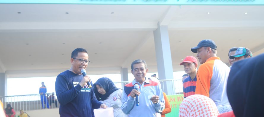 JALAN SANTAI, AKSI PUNGUT SAMPAH, DAN SENAM BERSAMA MASYARAKAT KOTA PRABUMULIH DALAM RANGKA HUT PGRI YANG KE – 74 DAN HGN TAHUN 2019.