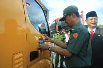 APEL MINGGUAN SEKALIGUS MEMPERINGATI HARI KESEHATAN NASIONAL (HKN) KE 55 KOTA PRABUMULIH DAN PENYERAHAN MOBIL BANTUAN KEMENTRIAN PERHUBUNGAN RI DI HALAMAN KANTOR PEMERINTAH KOTA PRABUMULIH.