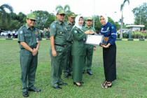 APEL MINGGUAN DAN PENYERAHAN PIAGAM PENGHARGAAN DI HALAMAN PEMERINTAH KOTA PRABUMULIH.
