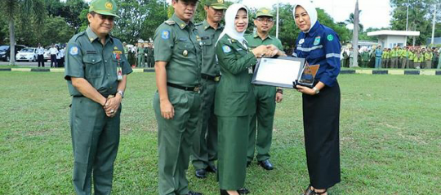 APEL MINGGUAN DAN PENYERAHAN PIAGAM PENGHARGAAN DI HALAMAN PEMERINTAH KOTA PRABUMULIH.