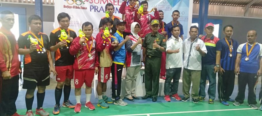 Asisten I Kalungkan Medali Cabang Olahraga Goal Ball PEPARPROV II Sumsel Tahun 2019