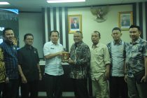 KUNJUNGAN KERJA ANGGOTA DPRD LAMPUNG TENGAH KE PEMERINTAH KOTA PRABUMULIH DALAM RANGKA KOORDINASI BADAN LAYANAN UMUM DAERAH (BLUD) DAN KLINIK KESEHATAN YANG DI SELENGGARAKAN OLEH MASYARAKAT DI RUANG RAPAT LANTAI I PEMERINTAH KOTA PRABUMULIH.