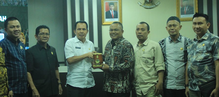 KUNJUNGAN KERJA ANGGOTA DPRD LAMPUNG TENGAH KE PEMERINTAH KOTA PRABUMULIH DALAM RANGKA KOORDINASI BADAN LAYANAN UMUM DAERAH (BLUD) DAN KLINIK KESEHATAN YANG DI SELENGGARAKAN OLEH MASYARAKAT DI RUANG RAPAT LANTAI I PEMERINTAH KOTA PRABUMULIH.
