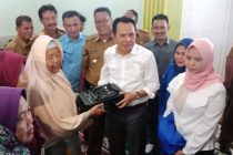 Walikota Prabumulih berikan bantuan untuk korban banjir di Desa Gunung Kembang Kecamatan Kikim Timur Kabupaten Lahat Provinsi Sumatera Selatan.