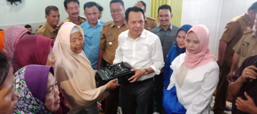 Walikota Prabumulih berikan bantuan untuk korban banjir di Desa Gunung Kembang Kecamatan Kikim Timur Kabupaten Lahat Provinsi Sumatera Selatan.