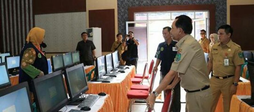 WALIKOTA MENINJAU TES CPNS KOTA PRABUMULIH DI RUMAH DINAS WALIKOTA PRABUMULIH