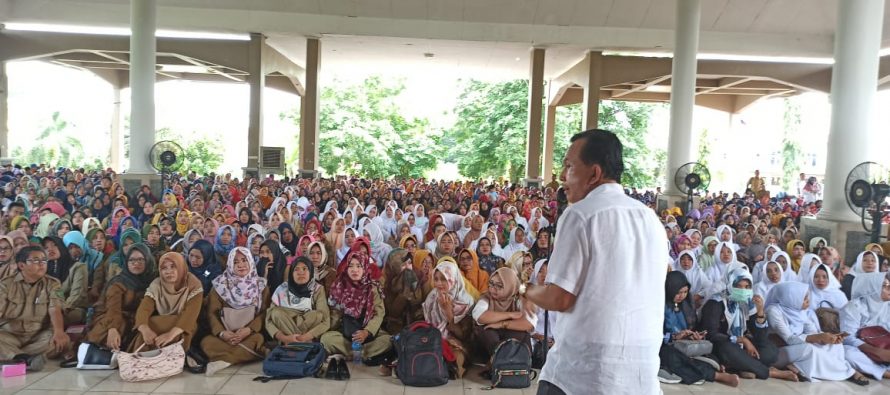 Penyerahan Surat Perjanjian Kerja Pegawai Harian Lepas (PHL) 2020.