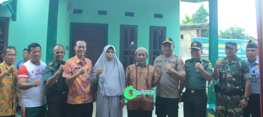 PENYERAHAN KUNCI BEDAH RUMAH KODIM 0404/MUARA ENIM BAPAK RASIKIN JL.ARU RT.03 RW.07 KEL.MUARA DUA KEC.PRABUMULIH TIMUR KOTA PRABUMULIH