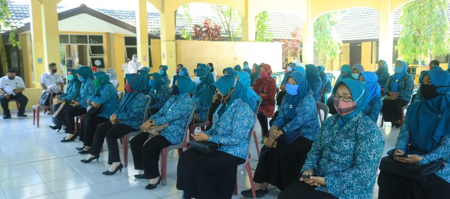 Pembagian Souvenir MUG Ke 37 Kel/Desa Dalam Rangka Kegiatan Pelayanan IVA