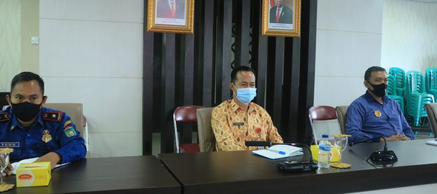 VIDCON bersama Menkopolhukam, Mendagri, Menkeu, Ketua KPK, Jaksa Agung, Kasatgas Penanganan Covid – 19, Kepala BPKP, Kepala LKPP, Kabareskrim Polri dan Ketum TP PKK dengan Gubernur dan Bupati / Walikota seluruh Indonesia dalam Rangka Meningkatkan Efektivitas Pencegahan dan Pengendalian Corona Virus Disease 2019 (COVID 19)  di Ruang Rapat Lt.1 Pemerintah Kota Prabumulih