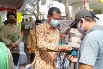 H. Andriansyah Fikri Bagikan Masker di Pasar Tradisional Modern Kota Prabumulih
