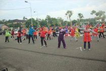 Senam pagi bersama.