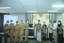 KUNJUNGAN KERJA KOMISI I DPRD KABUPATEN BANGKA TENGAH KE DINAS SOSIAL KOTA PRABUMULIH DALAM RANGKA STUDI BANDING TERKAIT PELAKSANAAN PROGRAM JARING PENGAMAN SOSIAL UNTUK MASYARAKAT YANG TERKENAL DAMPAK COVID-19 di RUANG RAPAT Lt.I PEMERINTAH KOTA PRABUMULIH