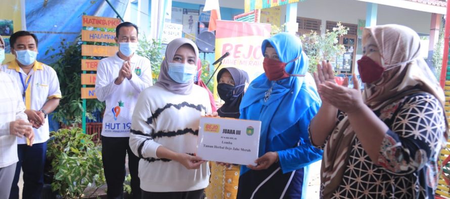 Sekda Serahkan Hadiah Pemenang Lomba Taman Herbal Jahe Merah Bejo dan Panen Raya Jahe Merah