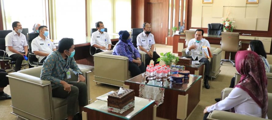 PT Pertamina EP Asset 2 bersama BASMA (yayasan baituzzakah pertamina) menyerahkan kunci rumah hasil pembangunan/perehapan rumah tidak layak huni yang ada di kota prabumulih