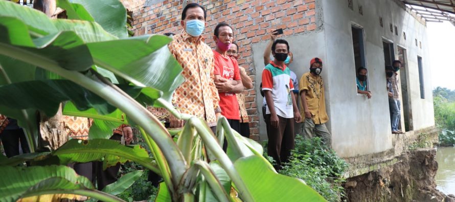 Walikota Kota Prabumulih Meninjau erosi di Kelurahan Muara Dua Kota Prabumulih.