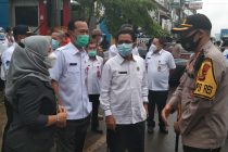 Pembagian masker oleh walikota prabumulih