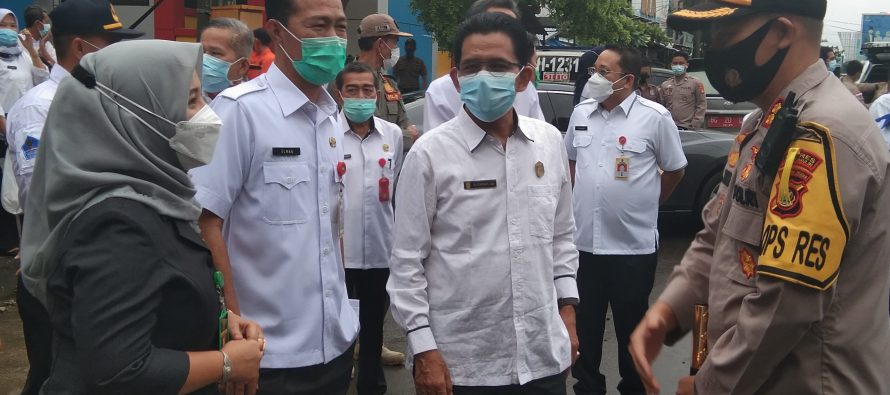 Pembagian masker oleh walikota prabumulih