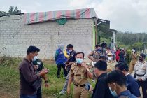 Walikota Kota Prabumulih Memberikan Bantuan Kepada Warga yang Terkena Musibah Angin Puting Beliung