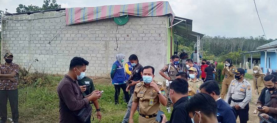 Walikota Kota Prabumulih Memberikan Bantuan Kepada Warga yang Terkena Musibah Angin Puting Beliung