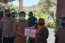 Walikota Prabumulih Menyerahkan Secara Simbolis Insentif Ketua Rt/Rw, Ketua Adat dan LPM