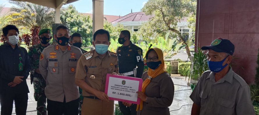 Walikota Prabumulih Menyerahkan Secara Simbolis Insentif Ketua Rt/Rw, Ketua Adat dan LPM