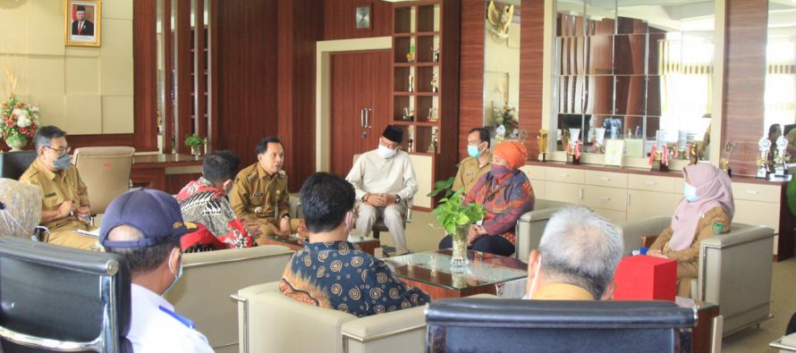 Audiensi SKK Migas Perwakilan Sumbagsel dengan Pemerintah Kota Prabumulih Terkait dengan Perkembangan Kegiatan Eksplorasi Hulu Migas di Kota Prabumulih Sekaligus Perkenalan General Manager Baru di Ruang Kerja Walikota Prabumulih.