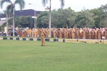 Sekretaris Daerah Prabumulih Elman., ST., MM memimpin apel pagi mingguan di halaman kantor Pemerintah Kota Prabumulih