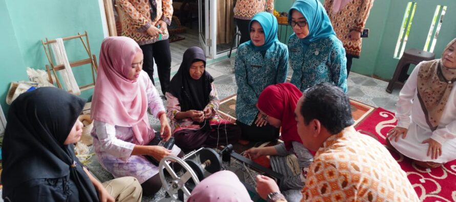 Kunjungan ke Rumah Busana Riady sentra tenun serat daun nanas