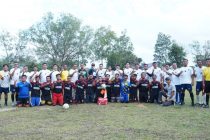 Turun dari mobil, Walikota Prabumulih Ir. H Ridho Yahya MM di sambari warga Desa Sungai Batang Kecamatan Sekayu Kabupaten Musi Banyuasin