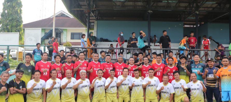 Pertandingan Persahabatan Sepak Bola di Lapangan Sepak Bola Ria Jaya