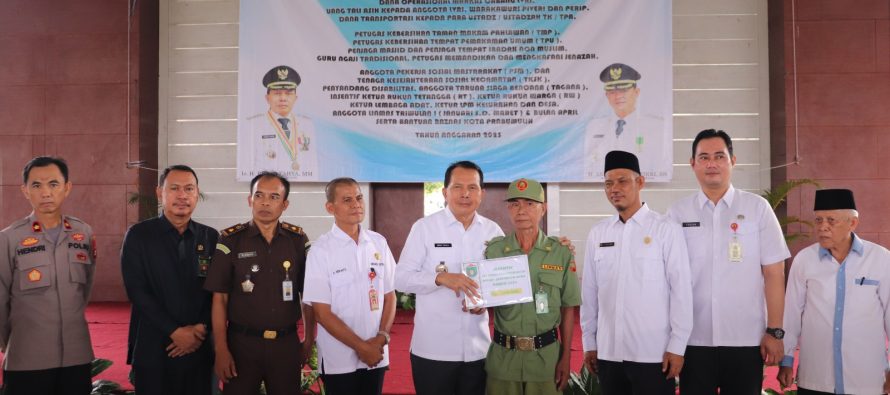 Penyerahan Secara Simbolis Bantuan Operasional dan Insentif Serta Bantuan Baznas Kota Prabumulih Tahun 2023 Oleh Walikota Prabumulih
