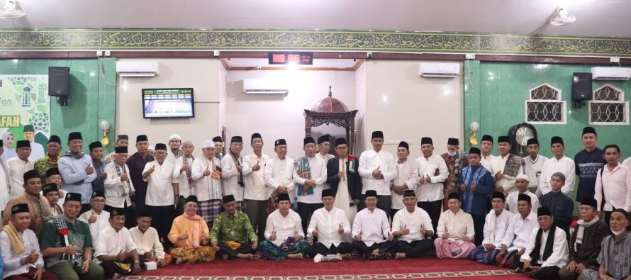 Walikota dan Wakil Walikota Prabumulih bersama jajaran Pemerintah kota Prabumulih Laksanakan Peringatan Malam Nuzul Qur’an di Masjid Agung Nur Arafah