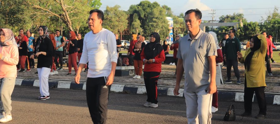 Walikota Prabumulih dan Wakil Walikota Prabumulih Membersamai Senam Pagi Mingguan di Lapangan Pemerintah Kota Prabumulih