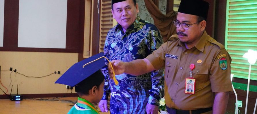 Staf Ahli Walikota bidang Ekonomi dan Pembangunan, Mulyadi Karoman, S.Pd, Hadiri Acara Pelepasan Anak-anak Raudhatul Athfal (RA) Kota Prabumulih Tahun 2022-2023