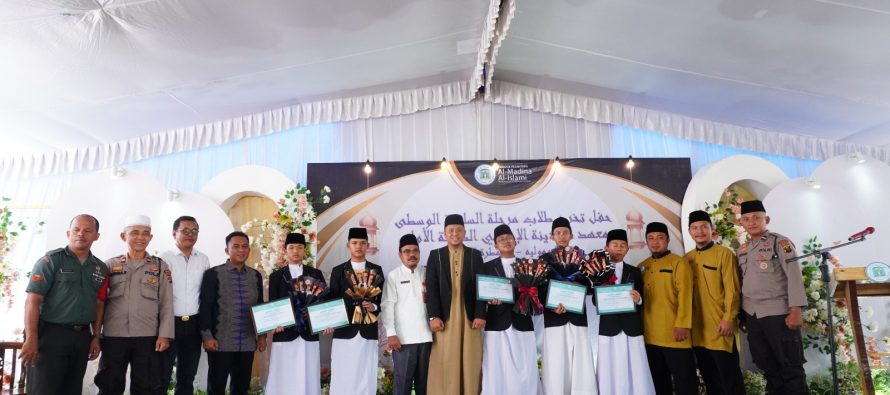 Bapak Mulyadi Karoman, S.Pd. Wakili Walikota Prabumulih Menghadiri Acara Perpisahan Angkatan Pertama Pondok Pesantren Al-Madina Al Islami Kota Prabumulih