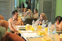 Wakil Walikota Prabumulih Bapak H. Andriansyah Fikri, S.H. bersama Pelaksa Harian (PLH) Sekretaris Daerah Kota Prabumulih Bapak Drs. Aris Priadi menghadiri Forum Komunikasi Pemangku Kepentingan Utama Kota Prabumulih 