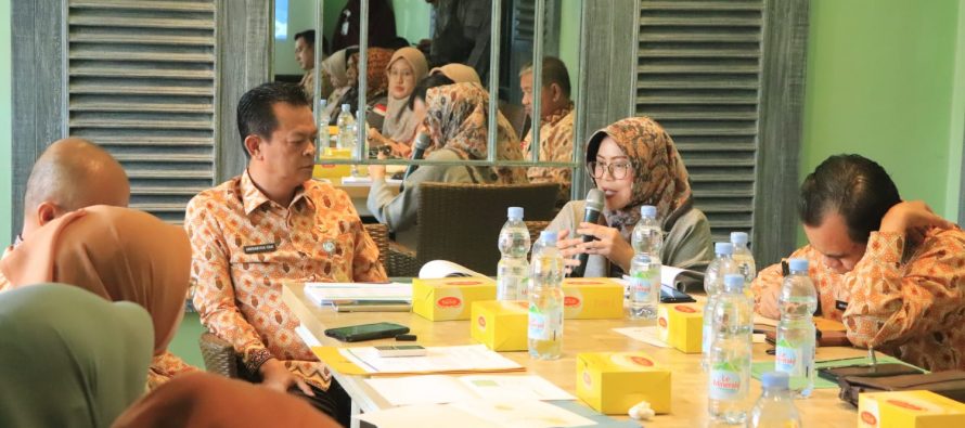 Wakil Walikota Prabumulih Bapak H. Andriansyah Fikri, S.H. bersama Pelaksa Harian (PLH) Sekretaris Daerah Kota Prabumulih Bapak Drs. Aris Priadi menghadiri Forum Komunikasi Pemangku Kepentingan Utama Kota Prabumulih 