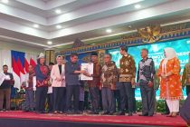 Walikota Prabumulih menerima Award dalam rangka HUT ke – 11 Tribunsumsel.com