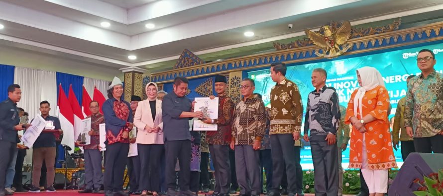 Walikota Prabumulih menerima Award dalam rangka HUT ke – 11 Tribunsumsel.com
