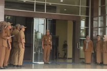 WALIKOTA PRABUMULIH SEBAGAI PEMBINA APEL SENIN PAGI PEMERINTAH KOTA PRABUMULIH