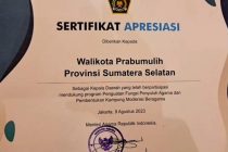 WALIKOTA PRABUMULIH MENERIMA APRESIASI PENGHARGAAN YANG TELAH MENDUKUNG PROGRAM PENGUATAN FUNGSI PENYULUH AGAMA DAN PEMBENTUKAN KAMPUNG MODERASI BERAGAMA