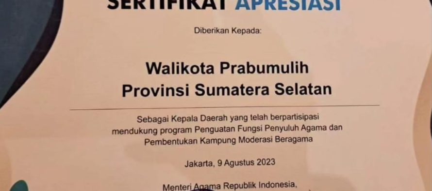WALIKOTA PRABUMULIH MENERIMA APRESIASI PENGHARGAAN YANG TELAH MENDUKUNG PROGRAM PENGUATAN FUNGSI PENYULUH AGAMA DAN PEMBENTUKAN KAMPUNG MODERASI BERAGAMA